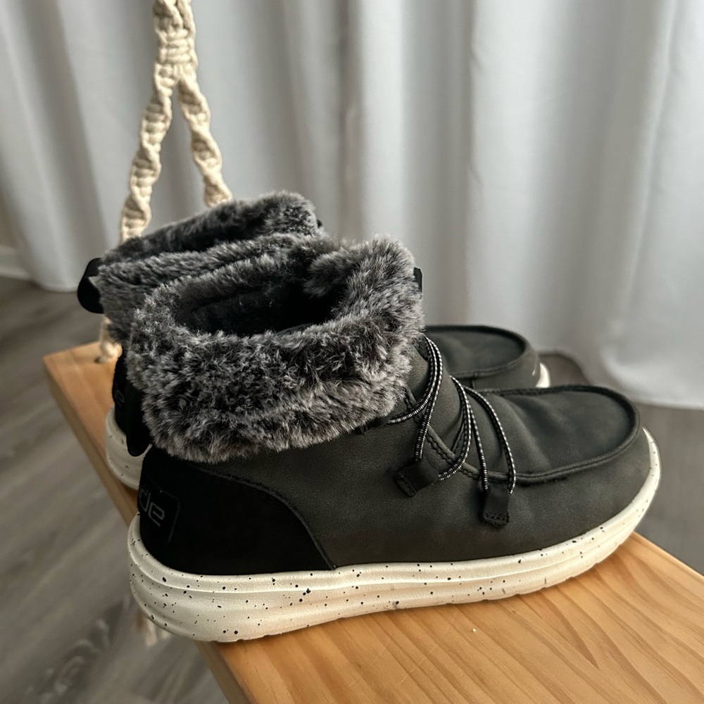 HEY DUDE- Cozy Black Fur-Lined Boots